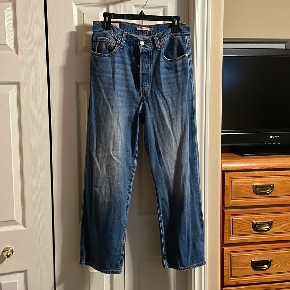 Great Condition Levi’s Ribcage Straight Jean Mid-Wash